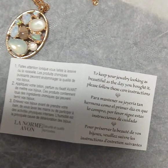 Avon Gold and Cream Cameo Necklace - Picture 9 of 9